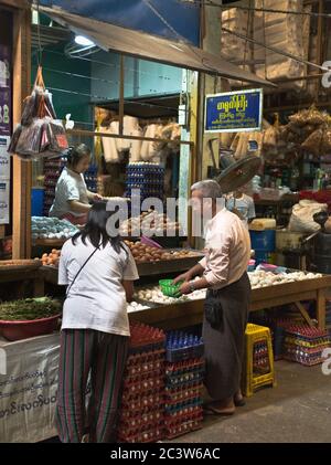dh Thanlyin Myo Ma Markt YANGON MYANMAR lokaler birmanischer Verkäufer Mann verkauft Eier Märkte Stall Verkäufer Menschen südostasiatischen Stockfoto