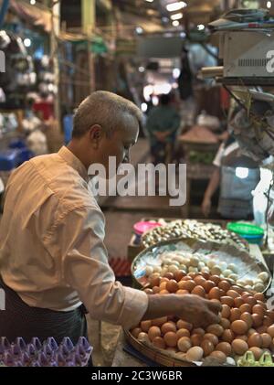 dh Thanlyin Myo Ma Markt YANGON MYANMAR lokaler birmanischer Verkäufer Mann, der Eier verkauft Märkte Stall Eierverkäufer Menschen im Südosten asiatisch Stockfoto