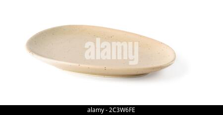 Leere ovale beige Keramikplatte isoliert auf weißem Hintergrund. Geschirr und Geschirr aus Ton, Keramik oder Porzellan. Vorderansicht. Stockfoto