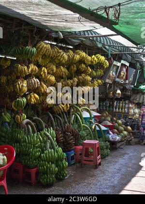 dh Thanlyin Myo Ma Markt YANGON MYANMAR Lokale burmesische Bananenmärkte Stall Bananen Stockfoto
