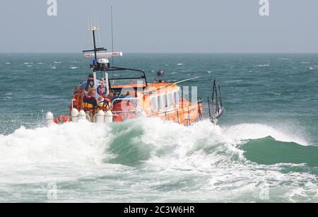 Das Rettungsboot der Swanage Mersey Klasse Robert Charles Brown startet am 21. Juli 2013 in raue Meere, um ein Schiff mit mechanischem Versagen zu retten. Stockfoto