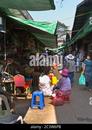 dh Thanlyin Myo Ma Markt YANGON MYANMAR Einheimische Burmesen Alleen Gassen Straßen asien Straßenmärkte Stall Südostasiatisch Stockfoto