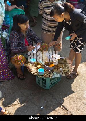 dh Thanlyin Myo Ma Markt YANGON MYANMAR Burmesische Mädchen Verkauf von Snacks an Märkte Kunden Verkäufer Frauen Frau einkaufen Im Freien Stockfoto
