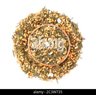 Japanischer grüner Tee Genmaicha, isoliert auf weißem Hintergrund. Teeblätter mit geröstetem braunem Reis. Bio-Tee. Draufsicht. Nahaufnahme. Stockfoto