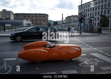 Alternative Verkehrsmittel am Autobahnkreuz Niederkirchnerstraße und Wilhelmstraße, wo die Berliner Mauer noch einen Teil der Straße einnimmt, Deutschland Stockfoto