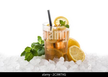 Eistee-Drink mit Zitrone im Glas und Eis auf weißem Holztisch Stockfoto