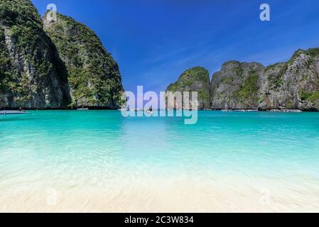 Maya Bay Strand, blaues Wasser an der Küste von Thailand im Sommer Stockfoto
