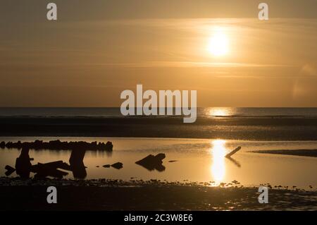 Abana Wrack am Strand bei Sonnenuntergang Stockfoto