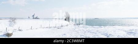 Ein Schneesturm eines Winters, trifft ein kleines Dorf auf dem Land namens hoo in kent. Mit einer unglaublichen Menge Tiefschnee, was für die Einheimischen Chaos verursacht Stockfoto