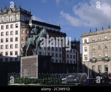 PLAZA DE ESPAÑA DE FERROL CON EL MONUMENTO A FRANCISCO FRANCO - FOTO AÑOS 90. Lage: AUSSEN. Ferrol. Coruña. SPANIEN. Stockfoto