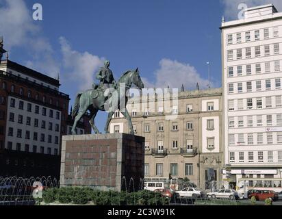 PLAZA DE ESPAÑA DE FERROL CON EL MONUMENTO A FRANCISCO FRANCO - FOTO AÑOS 90. Lage: AUSSEN. Ferrol. Coruña. SPANIEN. Stockfoto