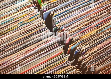 Im Retrostil Bild der Boxen mit vinyl Plattenspieler Datensätze auf einem Flohmarkt Stockfoto