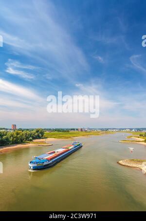 Der Nederrijn Fluss vor der niederländischen Stadt Arnhem, Niederlande Stockfoto