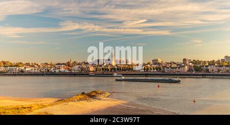 Panoramablick auf die niederländische Stadt Nijmegen bei Sonnenuntergang mit dem Fluss Waal vor Stockfoto