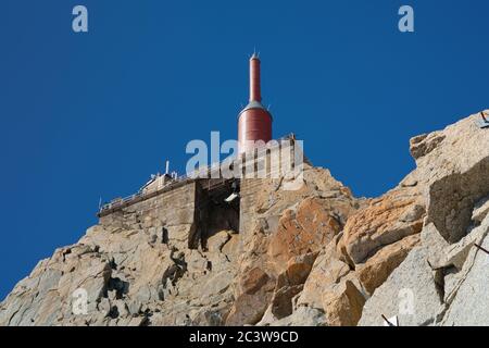 Gipfel der Aiguille du Midi 3,842 m, 12,605 ft. Berggipfel mit Antenne im Mont Blanc Massiv innerhalb der französischen Alpen. Stockfoto