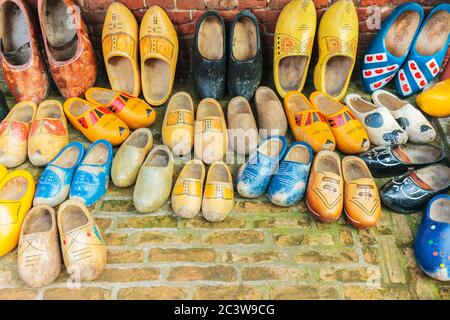 Satz von verschiedenen bunten alte niederländische Holzschuhe Stockfoto