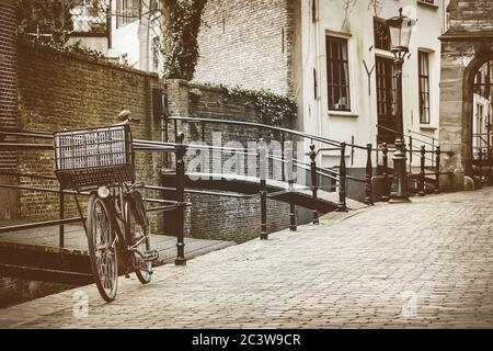 Retro-Stil Bild der niederländischen Stadt Gouda mit einem Fahrrad vor Stockfoto