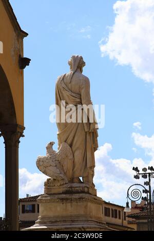 Rückseite des Denkmals von Dante Alighieri, berühmter italienischer Dichter auf der Piazza Santa Croce (Heiliger Kreuzplatz), Florenz, Italien Stockfoto