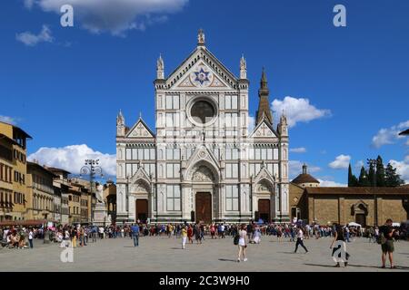 Florenz, Toskana, Italien, Juni 2020, Fassade und Platz von Santa Croce (Heiliger Kreuz) mit Touristen Stockfoto