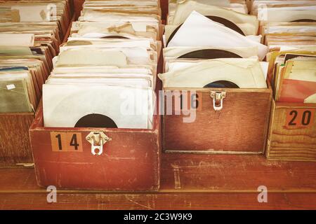 Im Retrostil Bild der Boxen mit vinyl Plattenspieler Datensätze auf einem Flohmarkt Stockfoto