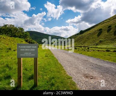 Feldweg ins Tal mit bitte Hund an der Leine beachten, Lammermuir Hills, East Lothian, Schottland, UK Stockfoto