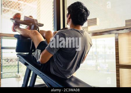 Nahaufnahme des jungen asiatischen Paares, das Sit-ups im Fitness-Studio.Workout-Konzept macht. Fitnesskonzept.Fitness-Muskel-Körper. Stockfoto