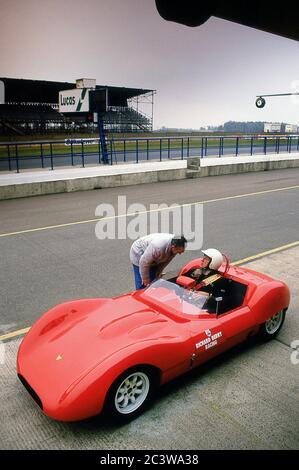 Sir Stirling Moss testet seinen WiDi-Sportwagen 1962 auf der Donnington Park Rennstrecke 1988. Stockfoto