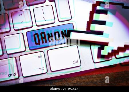 FOTOMONTAGE, Computer Button beschriftet QAnon, Symbolfoto für Verschwörungstheorien im Internet, FOTOMONTAGE, Computergeschmack mit der Aufschrift QAnon Stockfoto
