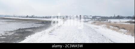 Ein Schneesturm eines Winters, trifft ein kleines Dorf auf dem Land namens hoo in kent. Mit einer unglaublichen Menge Tiefschnee, was für die Einheimischen Chaos verursacht Stockfoto