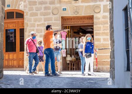 Baeza, Jaen, Spanien - 20. Juni 2020: Eine Gruppe von unbekannten Touristen mit einem professionellen Reiseführer Besuch der Altstadt von Baeza tragen schutzkleidung Stockfoto