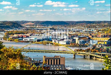 Fort Pitt Bridge über den Monongahela River in Pittsburgh, Pennsylvania Stockfoto