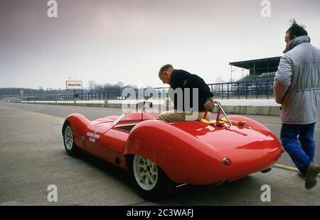 Sir Stirling Moss testet seinen WiDi-Sportwagen 1962 auf der Donnington Park Rennstrecke 1988. Stockfoto