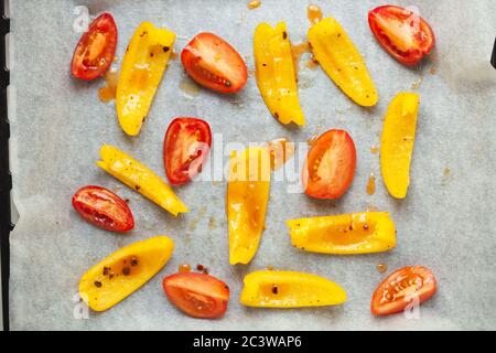 Scheiben gelbe Paprika und rote Tomate zum Backen mit Gewürzen vorbereitet, Draufsicht Stockfoto