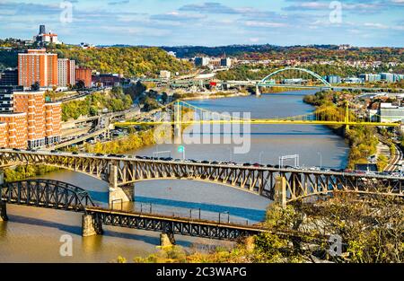 Brücken über den Monongahela River in Pittsburgh, Pennsylvania Stockfoto