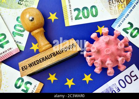 FOTOMONTAGE, Stempel mit Aufschrift EU Reconstruction Fund, Notizen und Coronavirus Miniatur auf EU-Flagge, FOTOMONTAGE, Stempel mit Aufschrift EU-wieder Stockfoto