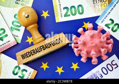 FOTOMONTAGE, Stempel mit Aufschrift Rekonstruktionsfonds, Banknoten und Coronavirus Miniatur auf EU-Flagge, EU-Rekonstruktionsfonds, FOTOMONTAGE, Stempe Stockfoto