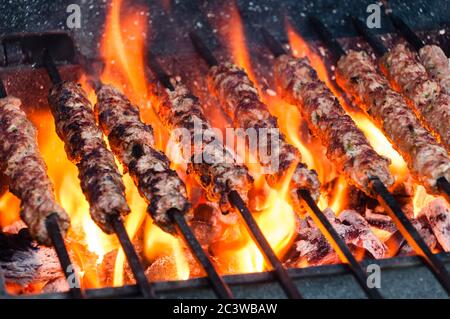 London, England, Vereinigtes Königreich - 20. Juni 2020: Scharfe Seekh-Kebabs auf Spieße auf dem Grill im Garten Stockfoto