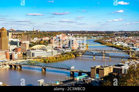 Brücken über den Monongahela River in Pittsburgh, Pennsylvania Stockfoto