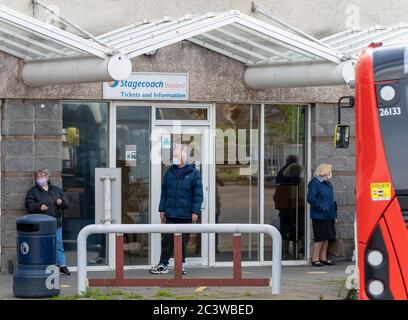 Stagecoach in Elgin, Alexandra Road, Elgin, Moray, Großbritannien. Juni 2020. GROSSBRITANNIEN, IV30 1PW. Das sind Passagiere, die in Elgin in einen Bus einsteigen und alle ihre Masken tragen. Quelle: JASPERIMAGE/Alamy Live News Stockfoto