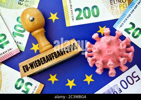 FOTOMONTAGE, Stempel mit Aufschrift EU Reconstruction Fund, Notizen und Coronavirus Miniatur auf EU-Flagge, FOTOMONTAGE, Stempel mit Aufschrift EU-wieder Stockfoto