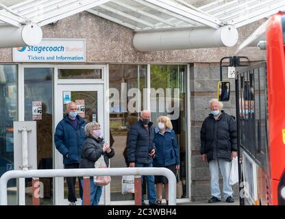 Stagecoach in Elgin, Alexandra Road, Elgin, Moray, Großbritannien. Juni 2020. GROSSBRITANNIEN, IV30 1PW. Das sind Passagiere, die in Elgin in einen Bus einsteigen und alle ihre Masken tragen. Quelle: JASPERIMAGE/Alamy Live News Stockfoto