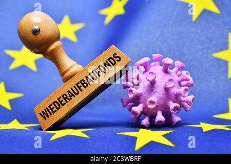 FOTOMONTAGE, Stempel mit Aufschrift EU Reconstruction Fund und Coronavirus Miniatur auf EU-Flagge, FOTOMONTAGE, Stempel mit Aufschrift EU-Wiederaufbau Stockfoto