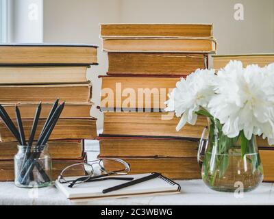 Stapel von Vintage-Bücher und schöne Blumen Stockfoto