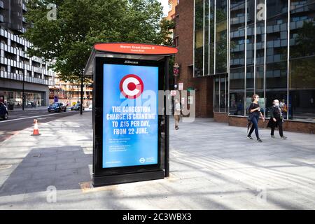 Eine digitale Anzeige über die Änderung der Staus-Gebühren-Preise während des COVID-19-Ausbruchs. London, Großbritannien. Juni 2020 Stockfoto