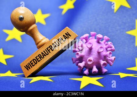 FOTOMONTAGE, Stempel mit Aufschrift Rekonstruktionsplan und Coronavirus-Miniatur auf EU-Flagge, EU-Wiederaufbaufonds, FOTOMONTAGE, Stempel mit Aufsch Stockfoto