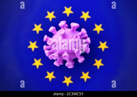 Coronavirus Miniatur auf EU-Flagge, Coronavirus-Miniatur auf EU-Fahne Stockfoto