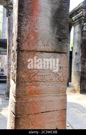 Detail von Apsaren oder tanzenden Mädchen, die in die Wände und Säulen des Angkor Thom Tempelkomplexes, Siem Reap, Kambodscha, Asien, gehauen wurden Stockfoto