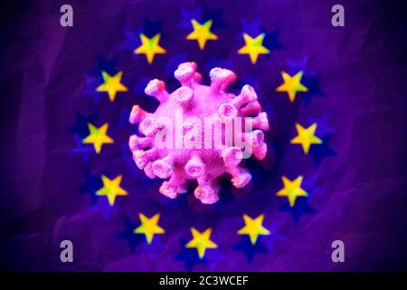 Coronavirus Miniatur auf EU-Flagge, Coronavirus-Miniatur auf EU-Fahne Stockfoto