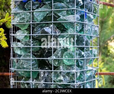 Maschensäule gefüllt mit Glasmassensteinen Stockfoto