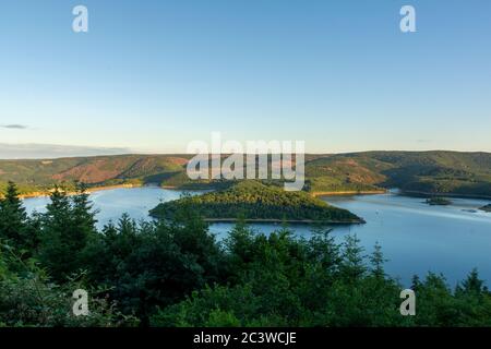 Blick auf Rursee und Schwammenauel im Nationalpark Eifel Stockfoto